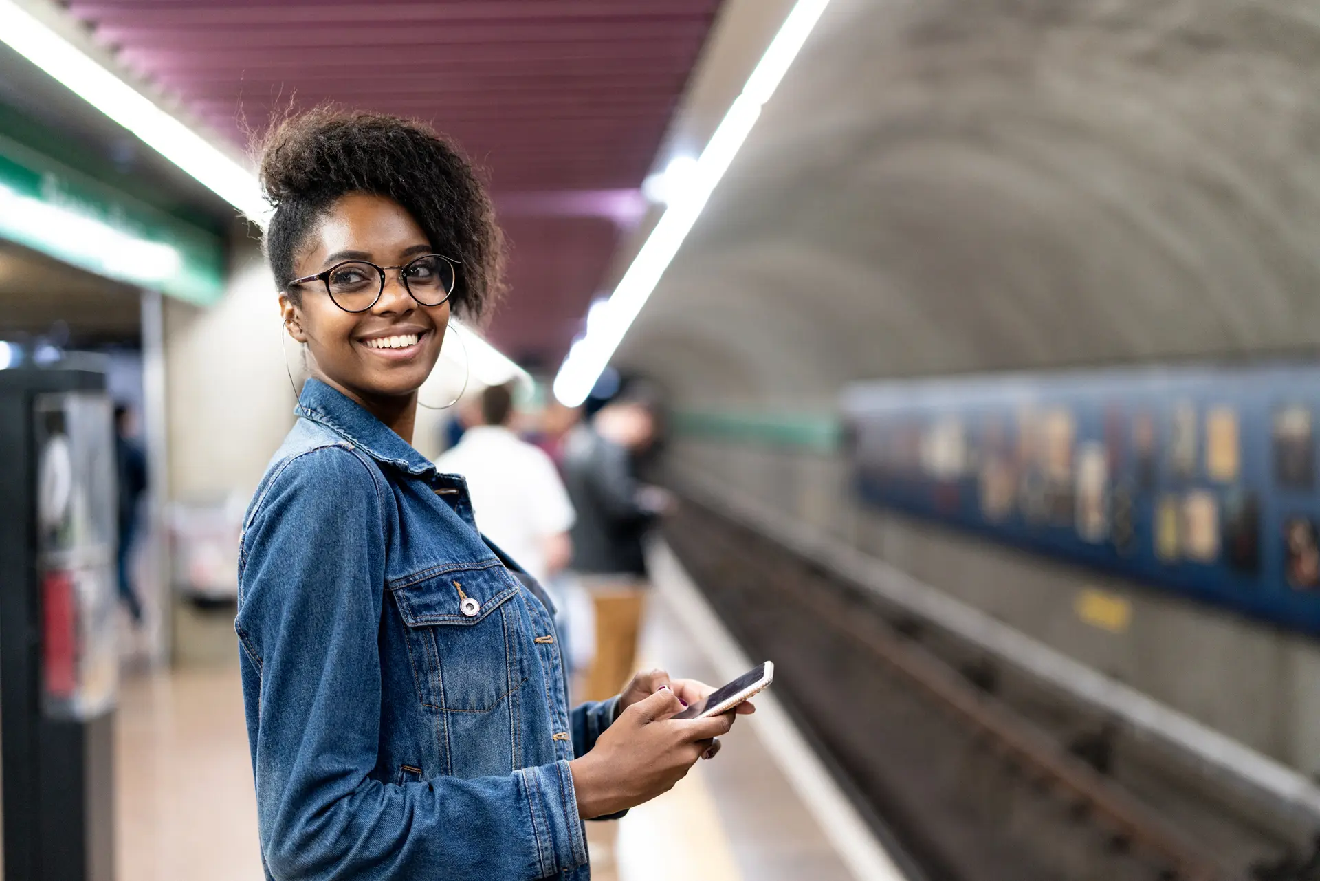 Infográfico explicando as coberturas do Seguro Celular da Porto, incluindo proteção contra roubo, quebra e transações digitais.